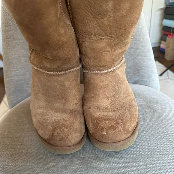 Ugg Classic Shearling Lined Boot in good used condition - Picture 5 of 13
